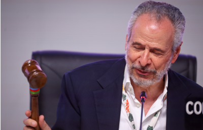 最終日の会合で「閉幕」を告げる木槌を叩く議長のルーラ氏（ブラジルのサイトから）