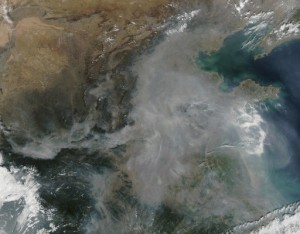 中国東部上空を覆う煙霧の衛星写真（2011年10月7日撮影)