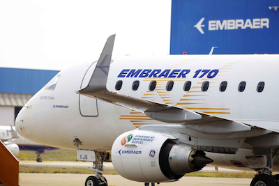 エンブラエル（Embraer）とボーイング（Boeing）がサトウキビから抽出したバイオ燃料を使用するプロジェクトに使用した小型ジェット機「エンブラエル（Embraer）170」（2011年8月25日撮影）。(c)ecool.jp/Embraer