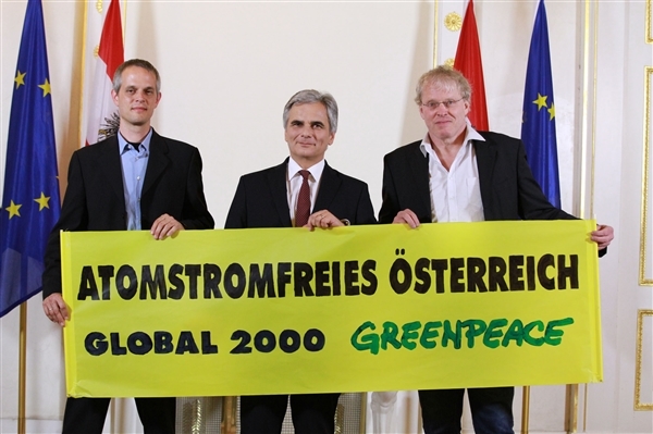 中央がオーストリア首相（安部首相が完全脱原発を宣言したようなもの）