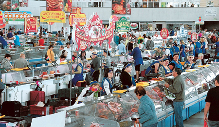 平日で１日平均５万人が食品を買い求めるカマロフスキー市場。全ての品目が放射性物質検査を受けている