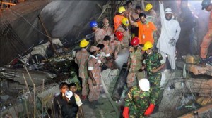 ４月に倒壊したダッカの縫製工場での救出作業