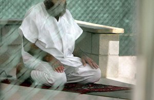 テロ容疑者には直腸からの「栄養補給」など屈辱的な仕打ちが多用された