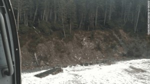 流れ着いた浮桟橋＝米当局提供