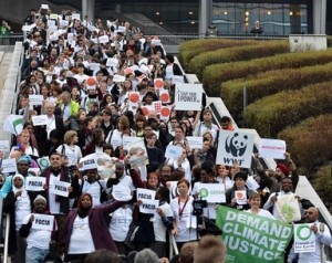 ポーランドのワルシャワ（Warsaw）にて開催中の国連気候変動枠組み条約第19回締約国会議（COP19）で、「今回の会議はくだらないたわごと以上の何物も生み出していない」と抗議して会場を後にするNGO（2013年11月21日撮影）。(c)AFP/JANEK SKARZYNSKI