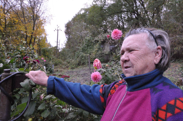 74歳のバレンティナさん。「足が悪いので掃除が大変」と苦笑した。＝チェルノブイリ、写真：諏訪撮影＝