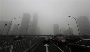 ２月３日、北京を覆う深刻な大気汚染の背景には、環境基準の強化に抵抗する国営企業２社、中国石油天然ガス集団（ＣＮＰＣ）と中国石油（シノペック）の存在が浮かび上がっている。写真は北京市内で１月撮影（２０１３年　ロイター/Jason Lee）