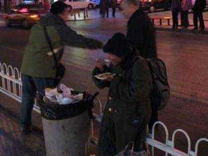 北京市内にたむろするホームレス、残飯を夕食にする