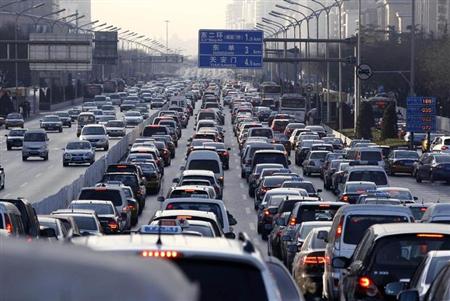 １０月１１日、米エネルギー省エネルギー情報局（ＥＩＡ）が今週発表した報告書によると、中国が９月、米国を抜いて世界最大の純石油輸入国となった。写真は北京の交通渋滞。２０１１年１月撮影（２０１３年　ロイター／Larry Downing）