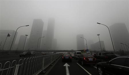 大気汚染でかすむ中国の街