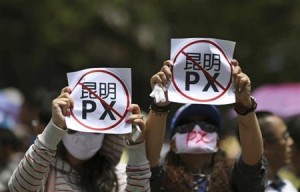 ５月１６日、中国南西部の雲南省昆明市で、石油化学工場の建設計画に反対する市民ら数百人が抗議デモを行った（２０１３年　ロイター／Wong Campion）