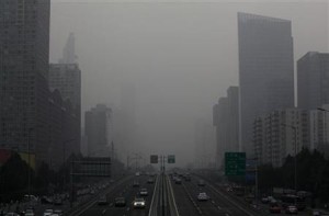 １２月１９日、大気汚染をもたらす有害な微小粒子状物質（ＰＭ２．５）が原因で今年、中国４都市で約８６００人が死亡したことが明らかに。写真はスモッグでかすむ北京市内の道路。７月撮影（２０１２年　ロイター）