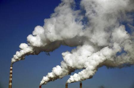 １月１０日、中国が環境汚染対策に市場メカニズムを活用する取り組みの一環として、全国的に汚染許可を取引する制度の確立を検討する。吉林省吉林で８日撮影（２０１４年　ロイター）