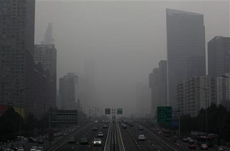 大気汚染をもたらす有害な微小粒子状物質（ＰＭ２．５）が原因で今年、中国４都市で約８６００人が死亡したことが明らかに。写真はスモッグでかすむ北京市内の道路。７月撮影（２０１２年　ロイター）