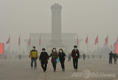 スモッグが立ち込める北京・天安門広場