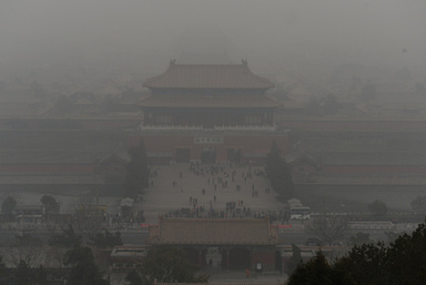 スモッグに覆われた北京（Beijing）の紫禁城（Forbidden City）を訪れる観光客ら（2014年2月26日撮影）。
