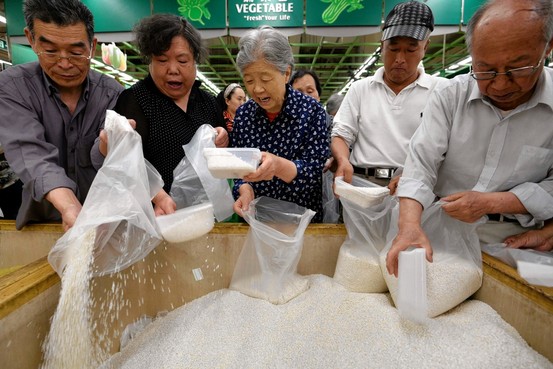 中国山西省の省都、太原市のスーパーでコメを買い込む消費者（22日）
.