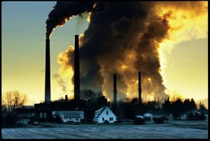 CO2を大量排出する石炭火力発電所