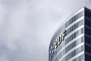７月３０日、 世界最大の原子力発電事業者であるでフランス電力公社（ＥＤＦ）が、米国の原子力発電市場から撤退する方針を示した。写真はパリ市内の同社本社ビル（２０１３年　ロイター/Benoit Tessier）
