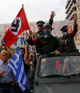 怒り爆発　メルケル独首相がギリシャを訪れた際には、ナチスの旗を掲げたデモ隊が抗議活動を繰り広げた（10月9日）　Yannis Behrakis-Reuters