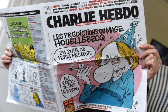 フランスの週刊紙シャルリー・エブド最新版を読む読者（7日） Agence France-Presse/Getty Images