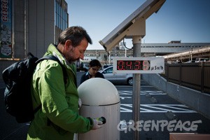 モニタリングポストの周辺を調査するグリーンピースの調査員