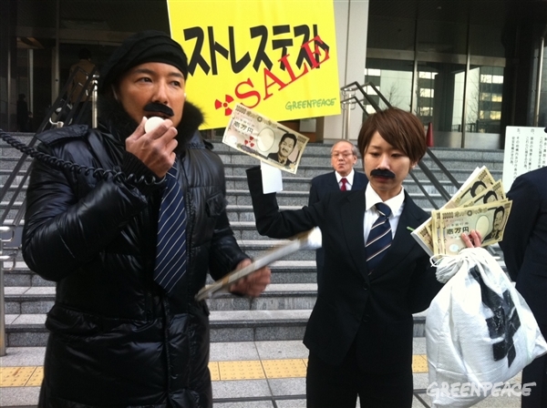 ストレステストに抗議のメッセージを経済産業省の前でアピールする、俳優の山本太郎さんら。
