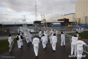 They poured onto the sites of two nuclear reactor plants in Sweden this morning with minimal problems: more than 70 Greenpeace activists, from five countries, conducted peaceful stress tests of the sites.