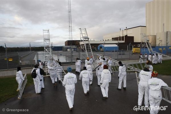 They poured onto the sites of two nuclear reactor plants in Sweden this morning with minimal problems: more than 70 Greenpeace activists, from five countries, conducted peaceful stress tests of the sites.