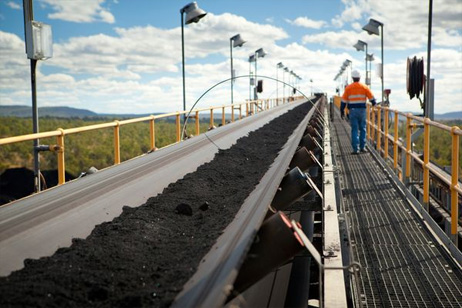 オーストラリア東部、ブリスベンの北西約760キロで操業中のコパベラ炭鉱。新しいクリーンエネルギー法が施行され、オーストラリアは二酸化炭素の排出量を削減する取り組みを開始した。