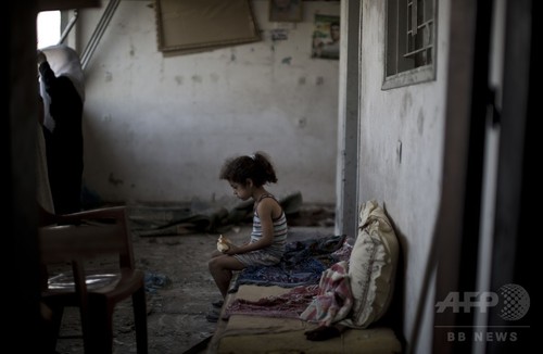 パレスチナ自治区のガザ市で、8月1日夜から2日未明にかけてイスラエル軍による爆撃で破壊された自宅で、一人食事をとる少女