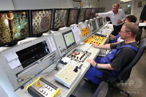 ドイツ南部オブリハイムの原発操作室で廃炉作業をする作業員
