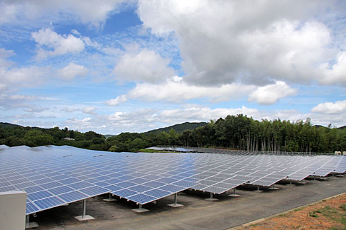 神在太陽光発電所の外観。糸島市神在地区に建設した。出典：グリーン・市民電力
