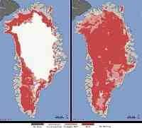 人工衛星で観測したグリーンランドの氷。白は解けていない氷、濃いピンクは解けた場所、薄いピンクは解けた可能性のある場所。ピンク色の面積の割合は、７月８日（左）の４０％から、１２日（右）には９７％へと急拡大した＝ＮＡＳＡ提供