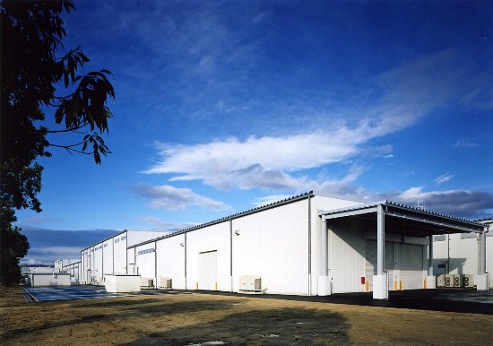 図1　福島プラスチックスの工場。工場の屋根と空き地に太陽光発電パネルを設置する。出典：グンゼ
