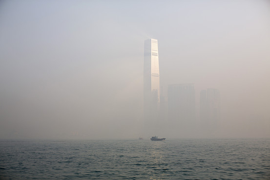 香港の高層ビル街も、大気汚染で霞んでいる