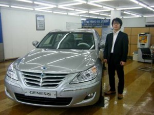 現代の最新自動車。　どこかの車に、似ているよな・・
