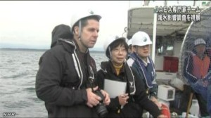 東電の作業船の上から海水採取作業を眺めるオズボーン氏