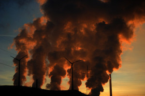 ドイツ西部ゲルゼンキルヘン（Gelsenkirchen）の石炭火力発電所から出る煙（2012年1月16日撮影、資料写真