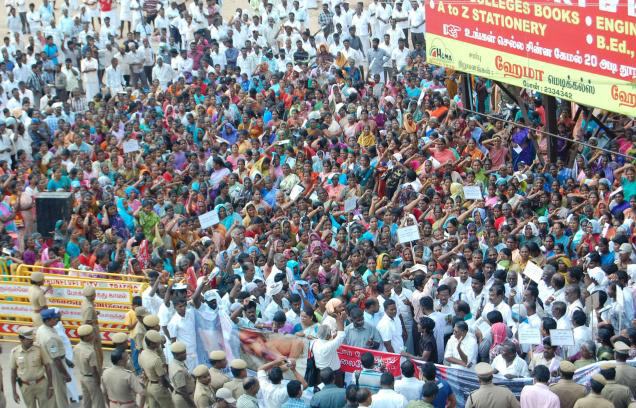 原発建設に反対するインド・クダンクラムの住民たちの集会