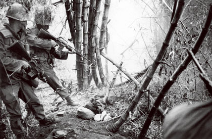 歴史を葬る　南ベトナムで戦う韓国兵は非情さで知られていた（写真は68年）　Keystone-FranceーGamma-Keysone via Getty Images