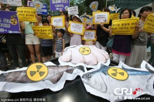日本からの輸入魚類の放射能汚染に抗議する韓国の人々