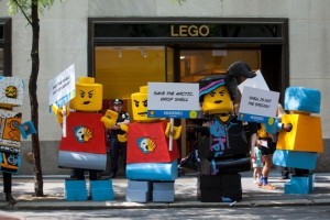 レゴの店舗前でシェルとの提携解消を求めるグリーンピースの活動家ら＝Michael Nagle/Greenpeace提供