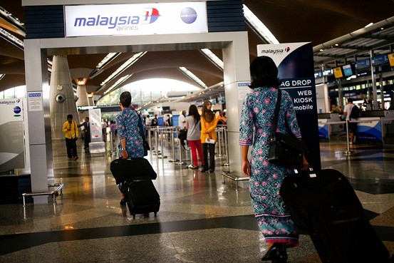 クアラルンプール国際空港を歩くマレーシア航空の客室乗務員 Zuma Press