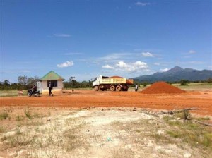 ミャンマー南部ダウェイ経済特区（ＳＥＺ）中心部の道路工事現場。タイ・バンコクから高速道路がつながる予定