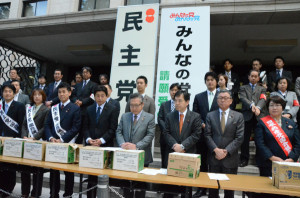 みんな」の期待を裏切った「みんなの党」の面々（たすきをかけていない）。