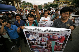 中国が主導する銅鉱山開発計画に反対するデモ（昨年12月、ヤンゴン