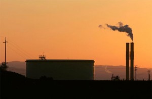 2012年11月14日、カリフォルニア州で、温室効果ガスのキャップアンドトレード（排出権取引）制度導入に向けた第1回のオークションが開催された。同州ロデオ（Rodeo）の製油所（資料写真）など、二酸化炭素排出量の多い企業が規制の対象となる。