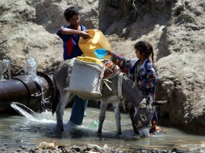 水汲みをする子供たち、イラク