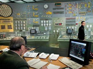 メタモール原子力発電所の制御室で、オペレーターが計器類をチェックしている（2005年撮影）。アルメニア政府は、新しい原子炉が完成予定の2019年まで運転を継続する方針だ。